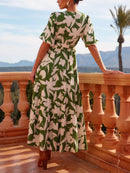 Bedrucktes Maxikleid mit V-Ausschnitt und kurzen Ärmeln und Schlitz